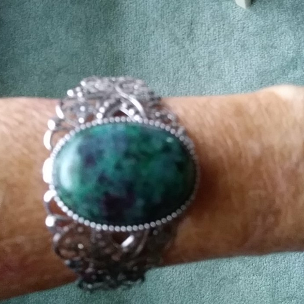 Silver bracelet with jade stone
